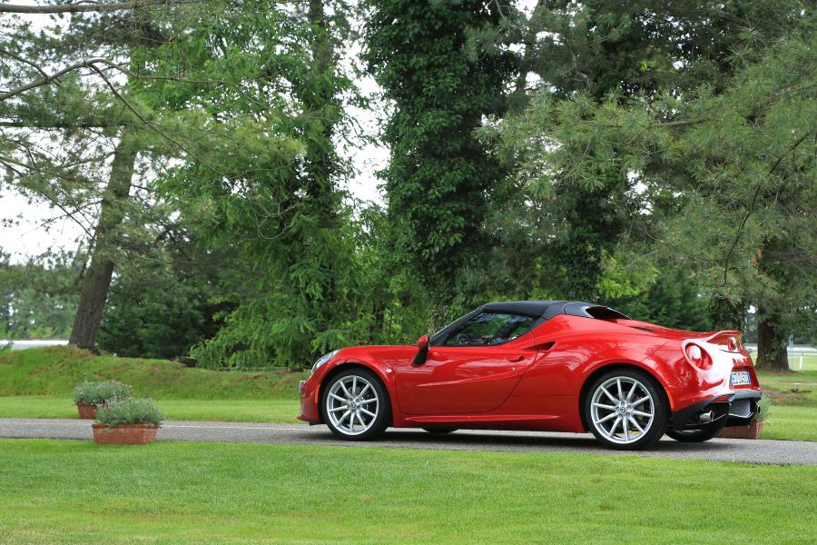  Alfa Romeo 4C Spider (960) 2015 года  (WW) (фото 21 из 59)